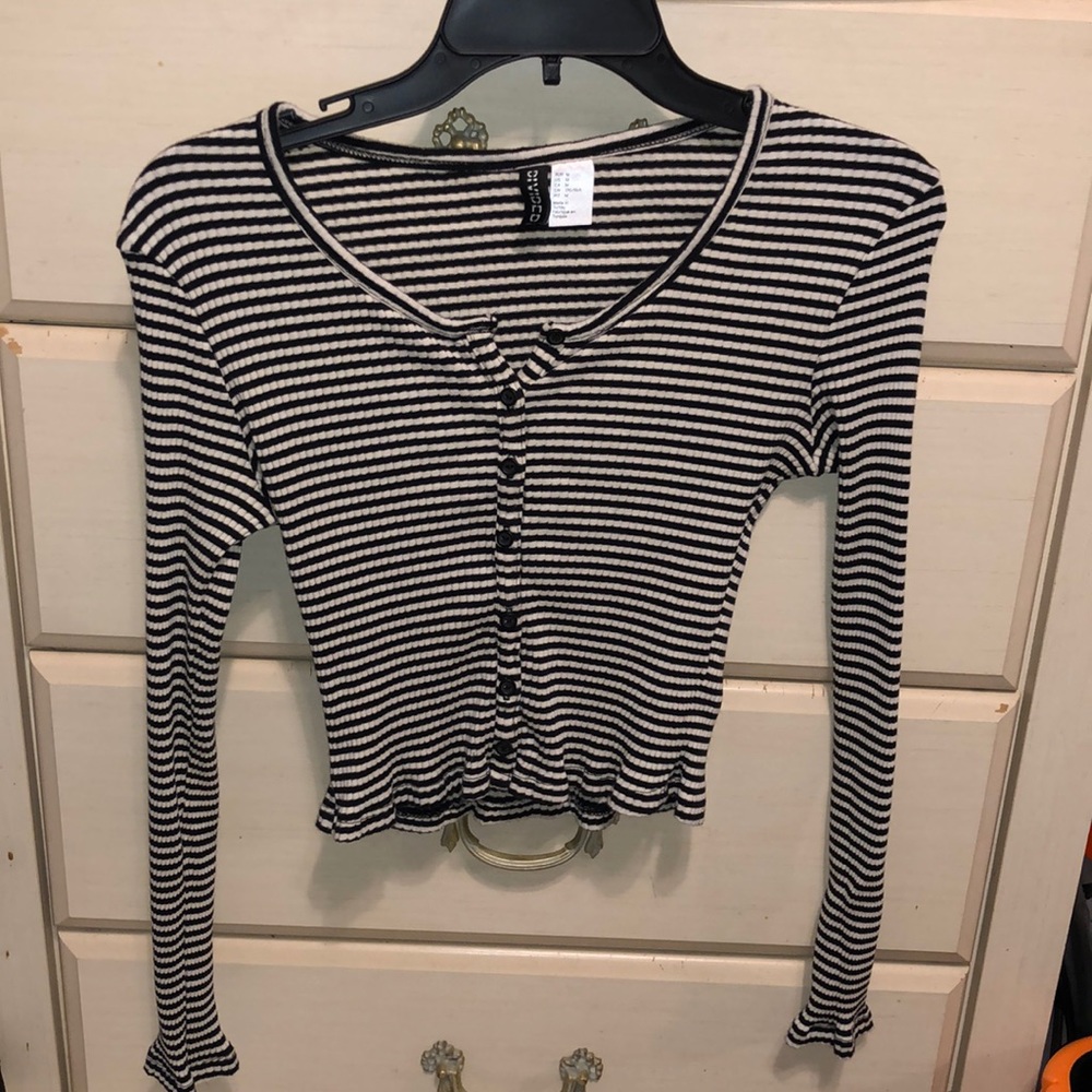 Black and White long sleeve crop top!